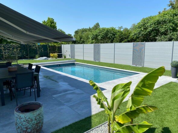 Clôture à côté d'une belle piscine ensoleillée