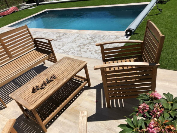 Salon de jardin près d'une piscine Waterair
