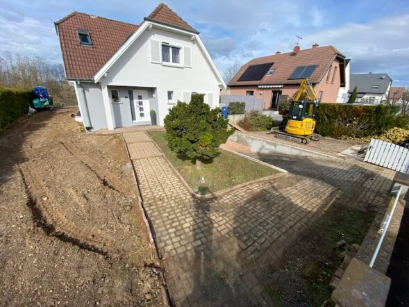 Entrée de maison à Kingersheim : jardin datant d'une quarantaine d'années.