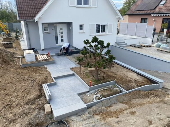 Réalisation de l'accès porte d'entrée de la maison en dalle céramique et marche-bloc granit.
