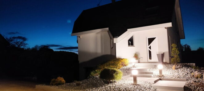 Vue de nuit d'un escalier en dalle céramique et marche-bloc granit à Hochstatt