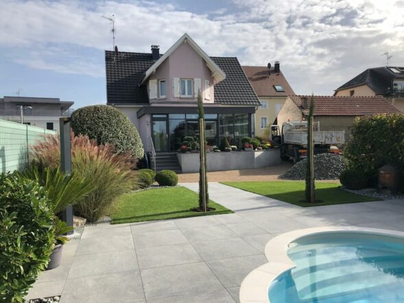 Dallage dans un jardin rénové à Village-Neuf