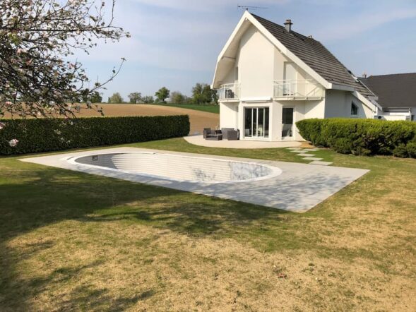 Montage du bassin et de la plage d'une piscine Waterair à Hochstatt