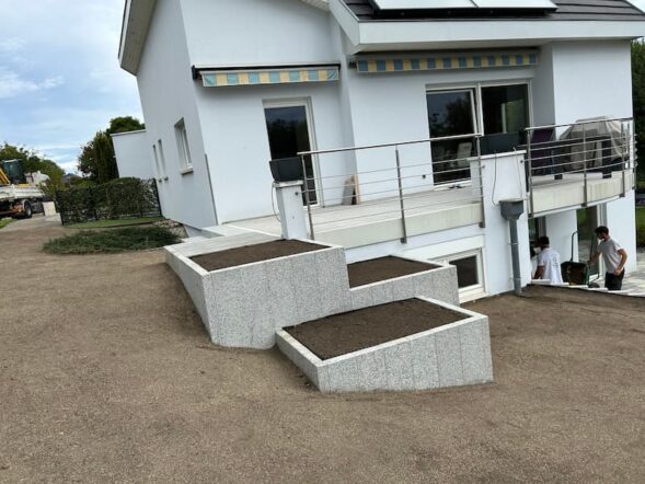 Rénovation d'un talus à Didenheim : nettoyage et réengazonnement à neuf