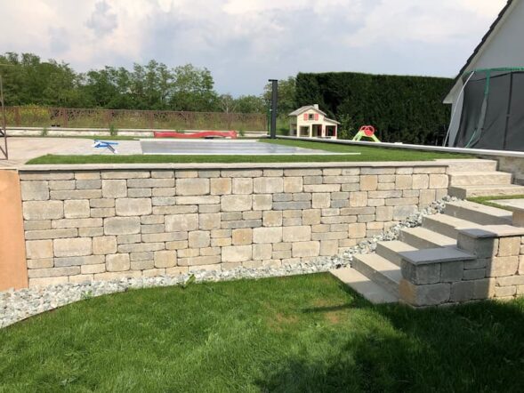 Mur de soutènement de la piscine avec accès par escalier à la plage : terminé